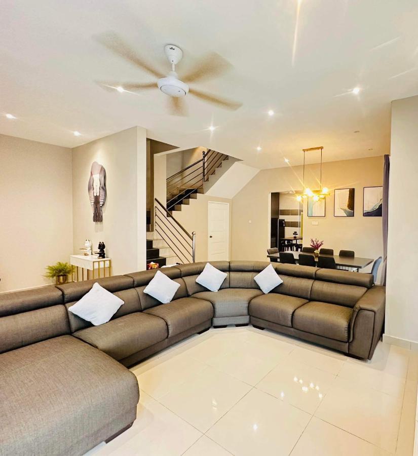 《Untitled Homestay》Sitiawan Esterno foto