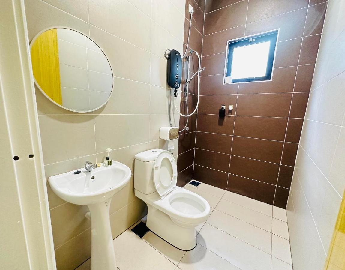 《Untitled Homestay》Sitiawan Esterno foto