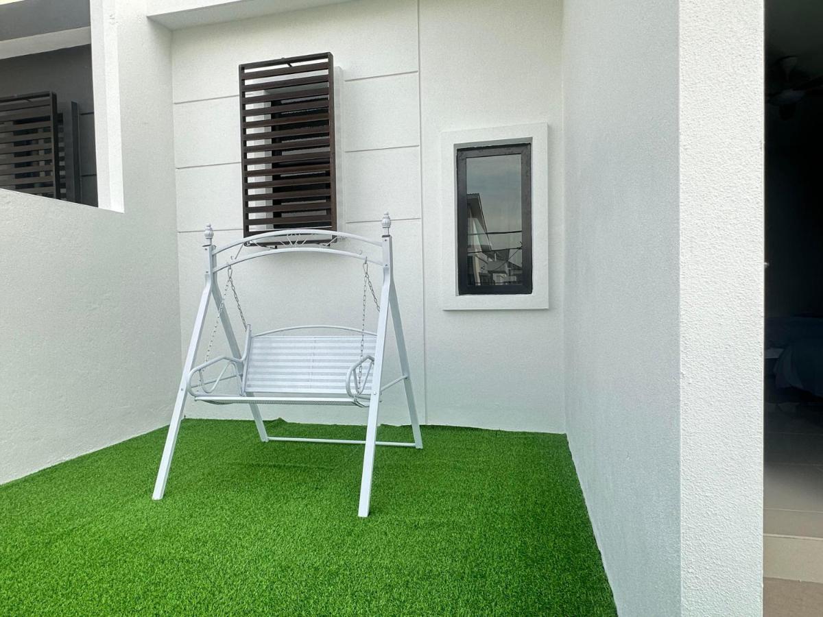 《Untitled Homestay》Sitiawan Esterno foto