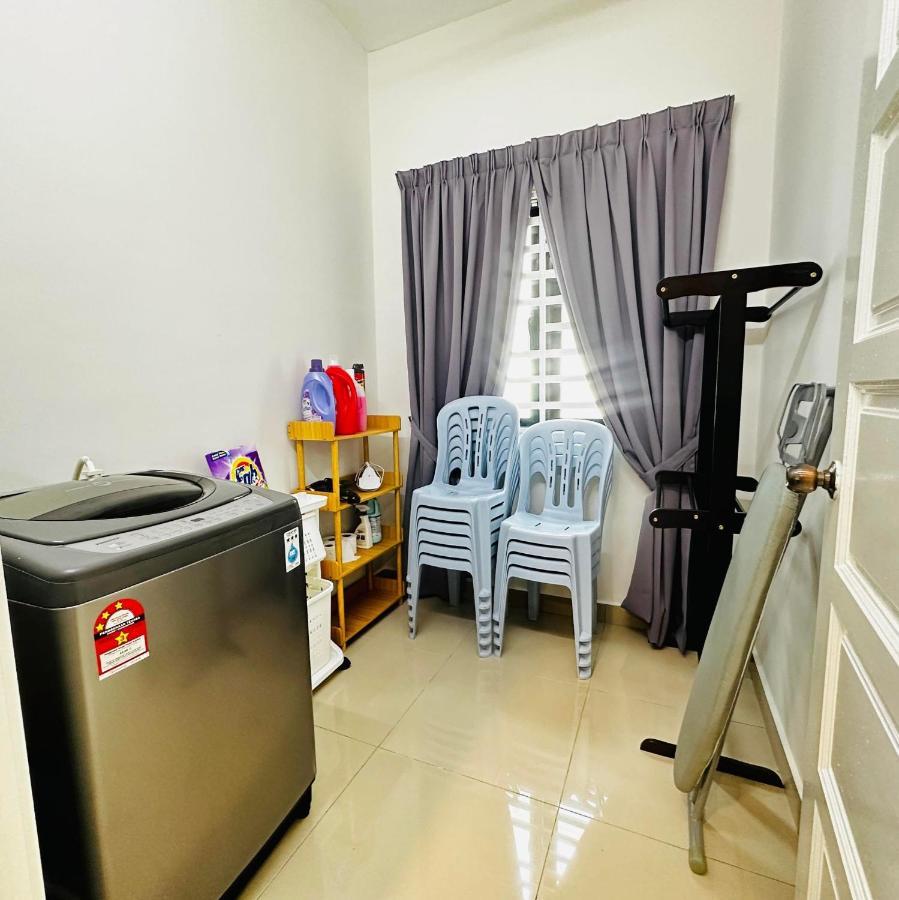 《Untitled Homestay》Sitiawan Esterno foto